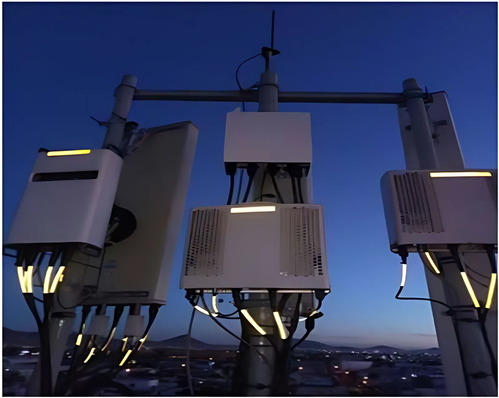 Radios instalados en mástil al atardecer